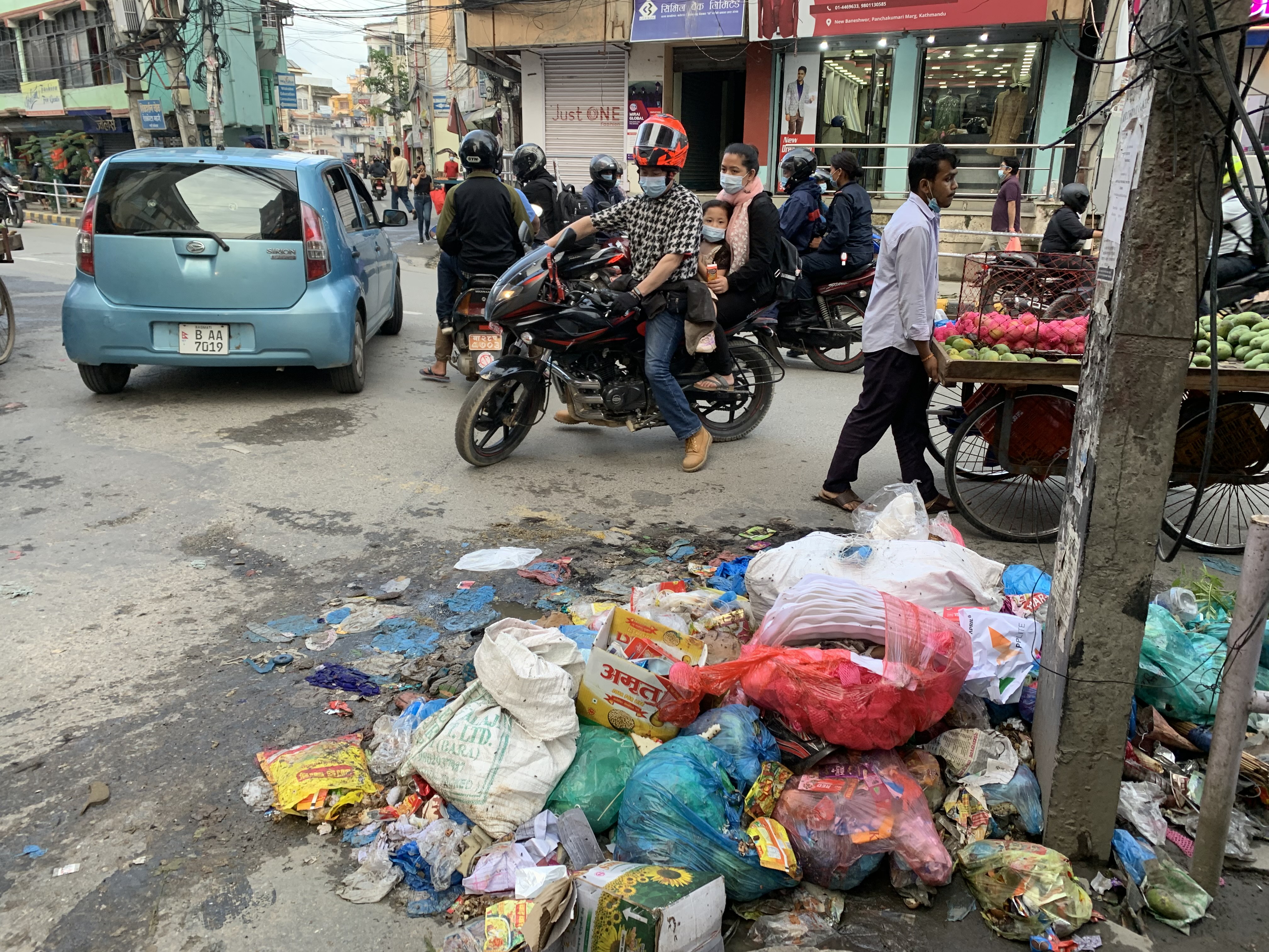 फोहोर नउठाइँदा राजधानी दुर्गन्धित [तस्बिरहरू]